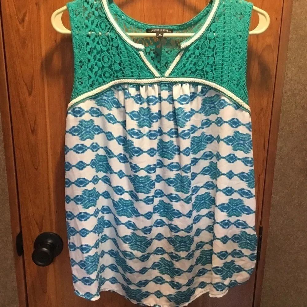 SALE. BUY2/$30. Signature Studio Brand Sleeveless Blouse Sz. M